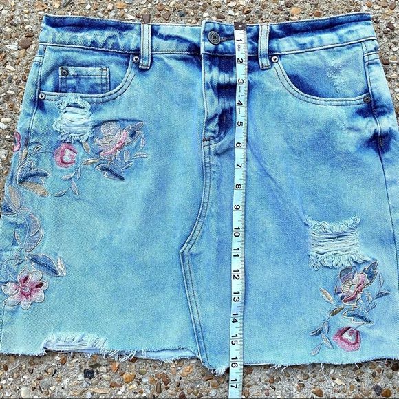 Dex Floral Beaded Embroidered Distressed Raw Hem Jean Mini Skirt Size 28 - Picture 6 of 11